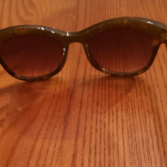 DG rhinestone trim, tortoise shell sunglasses - Picture 7 of 7